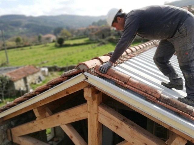 Adiós a las filtraciones: rehabilitación de tejados en Ponteareas - Imagen 1