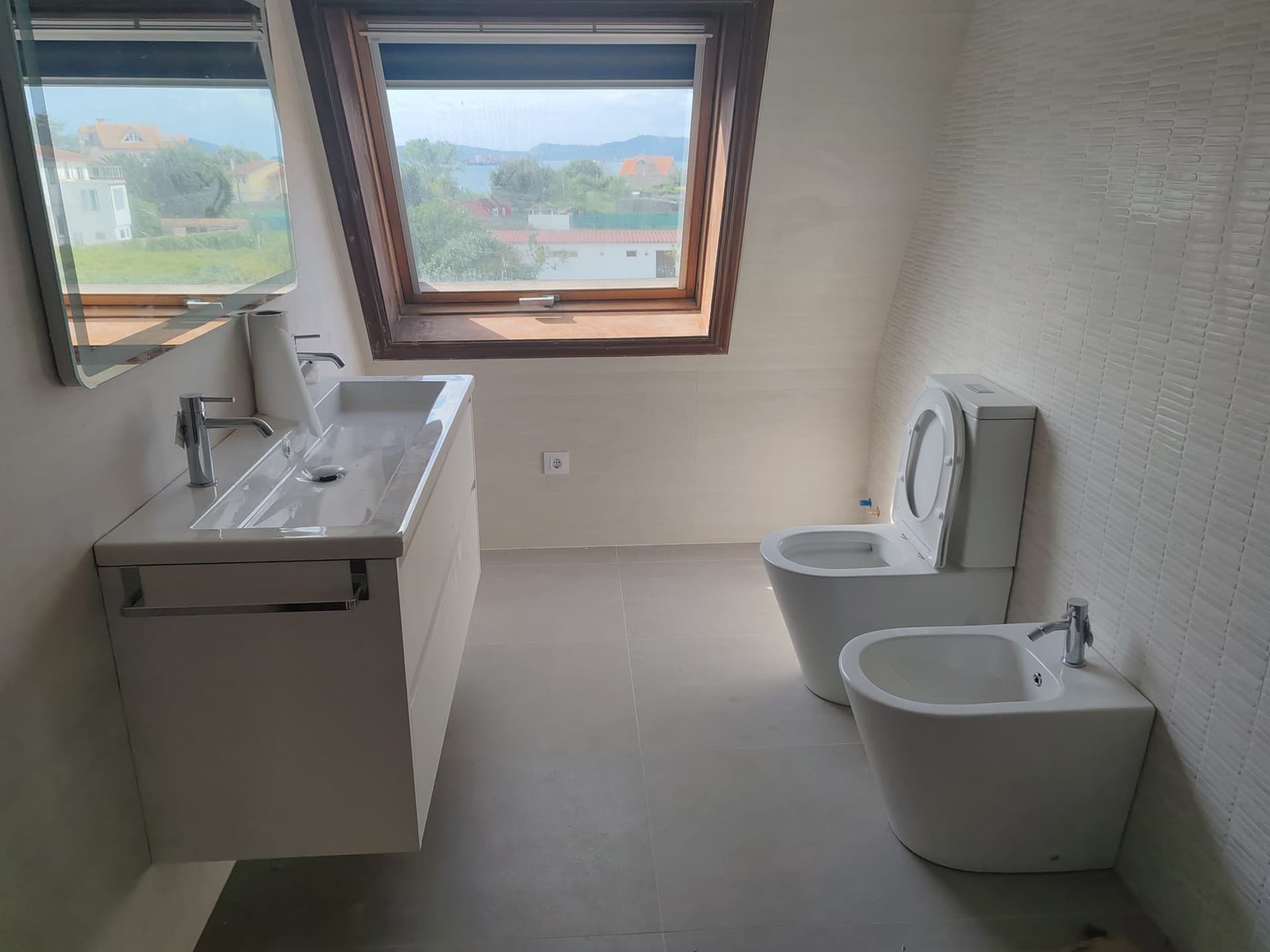 Baño reformado con sanitarios nuevos en vivienda de Ponteareas