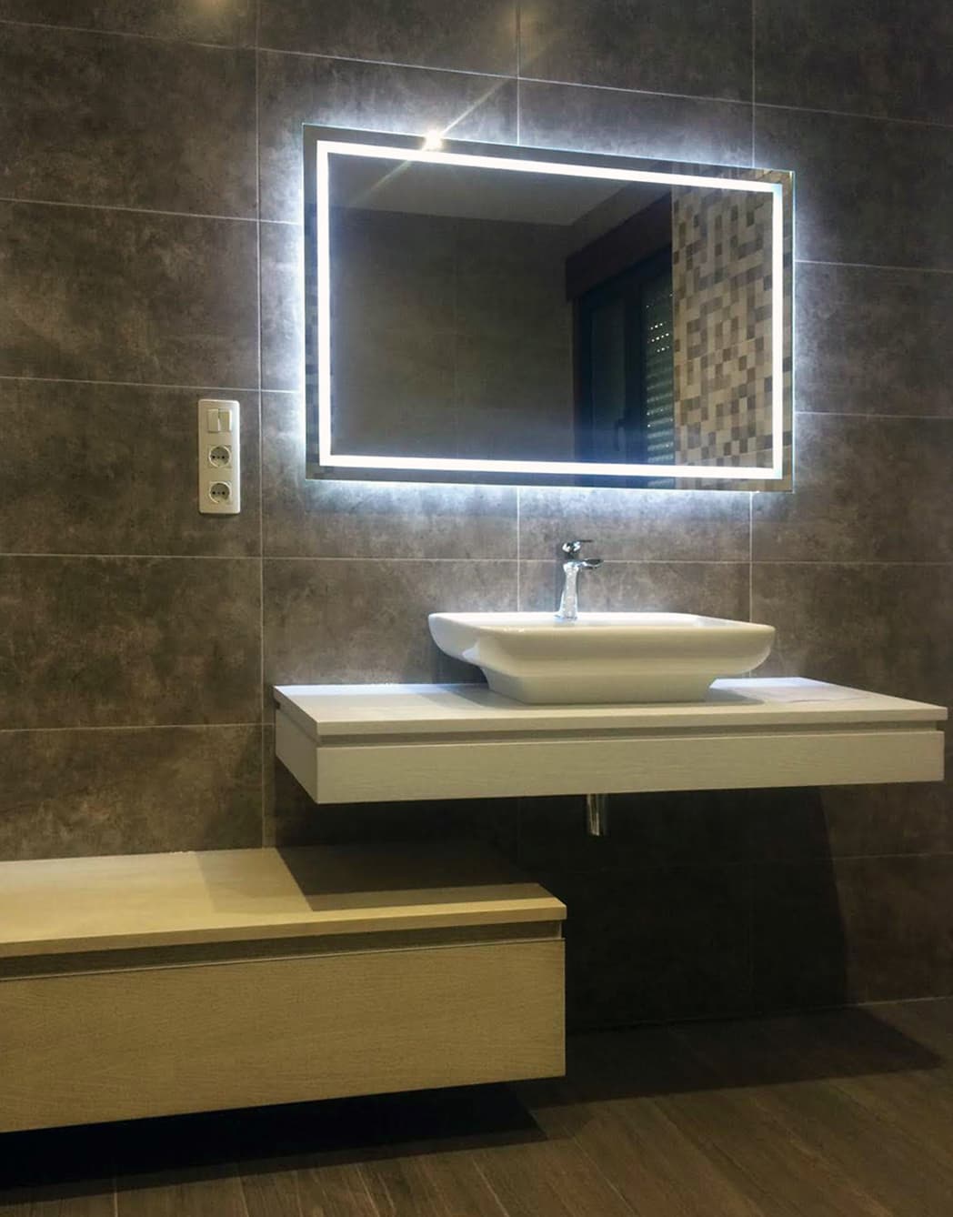 Reforma de baño en Ponteareas con mueble suspendido y espejo retroiluminado
