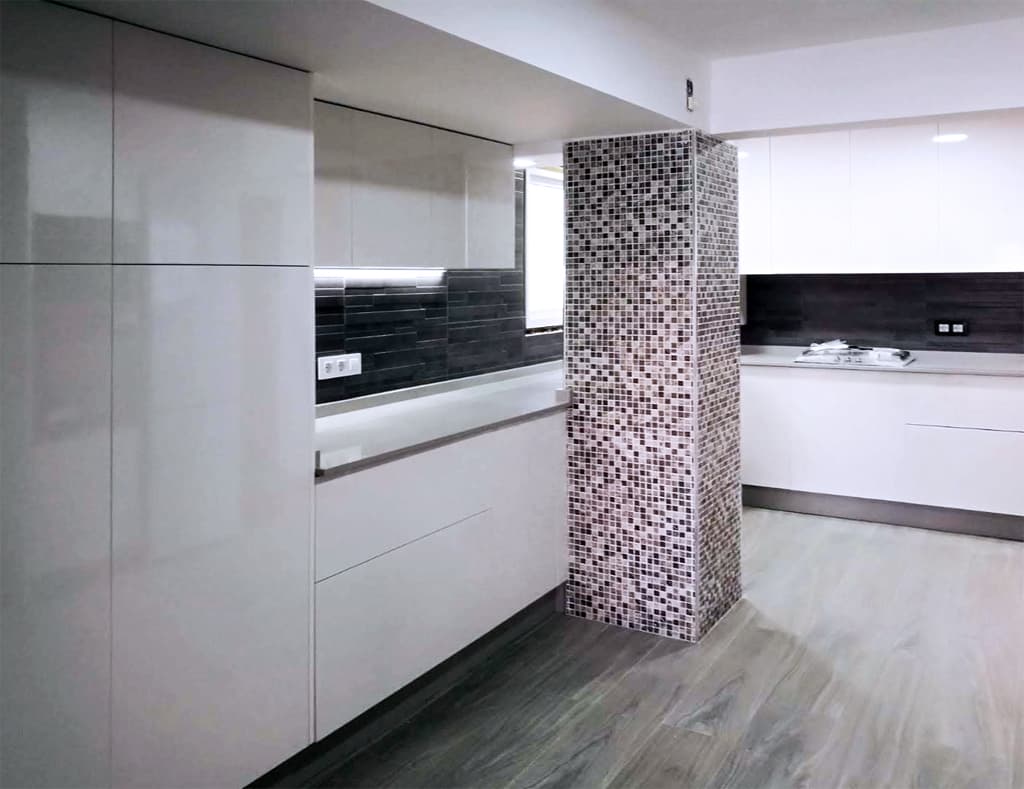 Reforma de cocina moderna en vivienda de Ponteareas