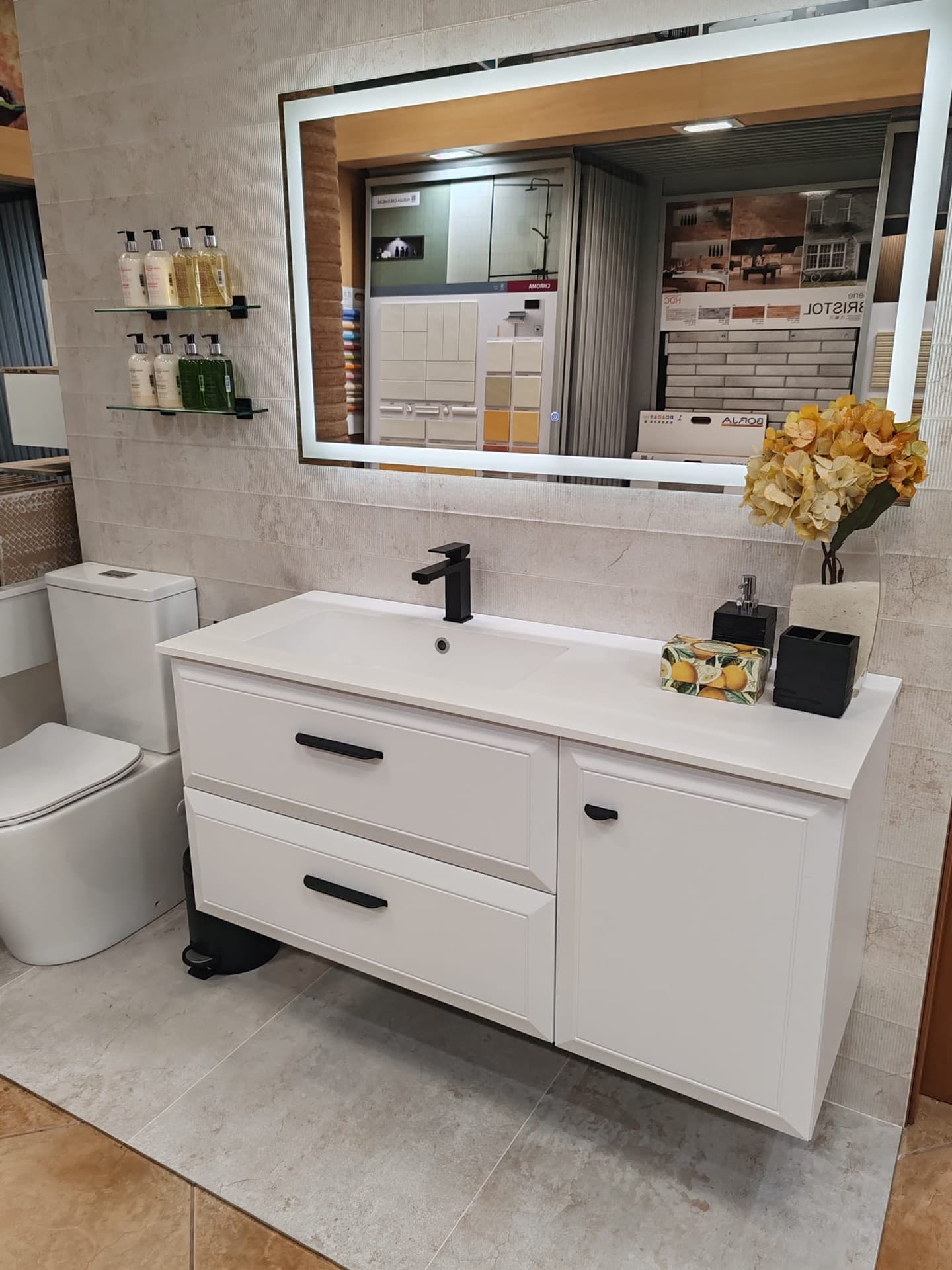 Mueble de baño y alicatado renovados en reforma de baño en Ponteareas