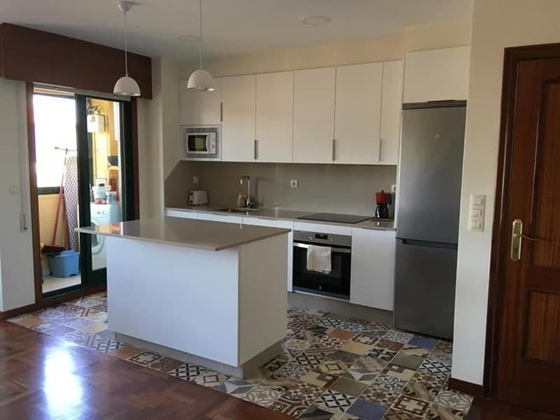 Proceso de reforma de cocina en Ponteareas con instalaciones a la vista