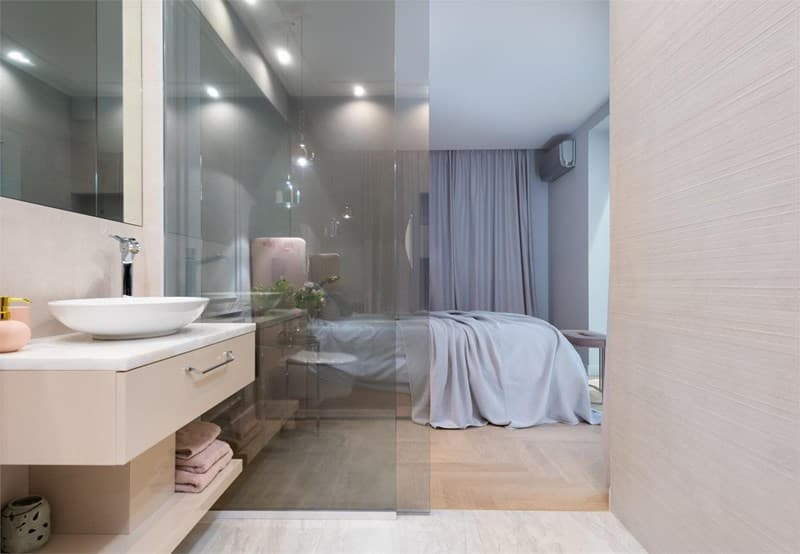 Dormitorio con baño integrado reformado en vivienda de Ponteareas